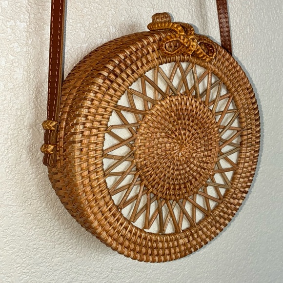 Handwoven Artisan Rattan crossbody bag, canvas lining, leather strap. - Picture 5 of 17